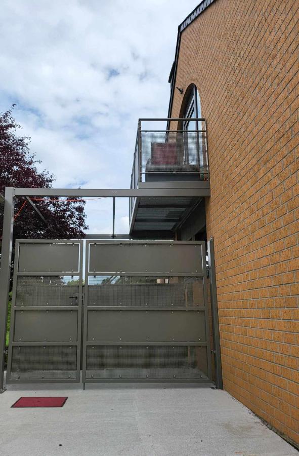 A La Salle De Jeux Et Son Jardin Autour De La Cabane Verte Dinant Zewnętrze zdjęcie